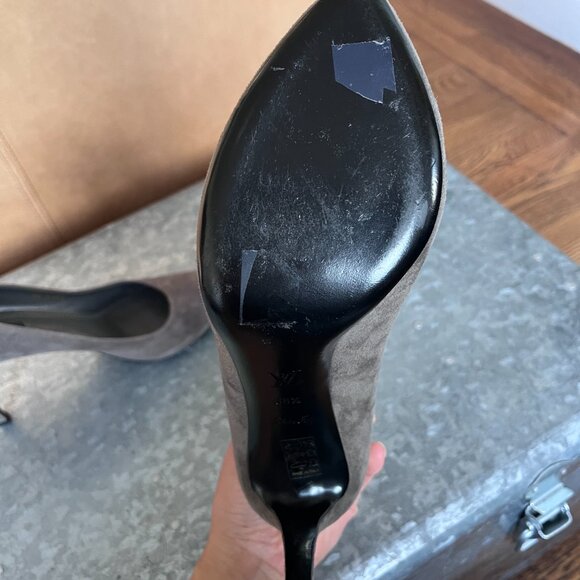 Authentic Louis Vuitton Grey Suede Oh Really pumps with gold lock size 38.5 - Picture 3 of 4